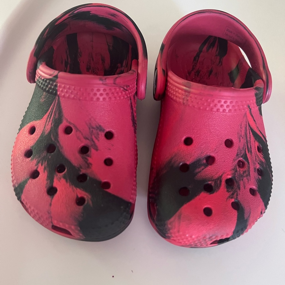 Red & black crocks